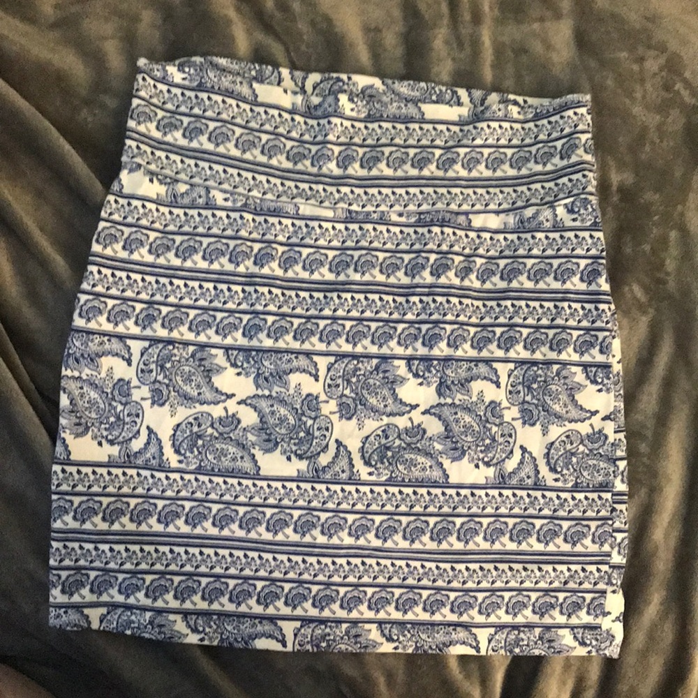 Forever 21 white skirt with blue pattern